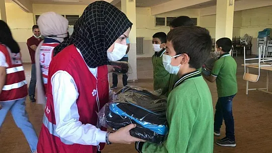 Kızılay'dan okul hediyesi