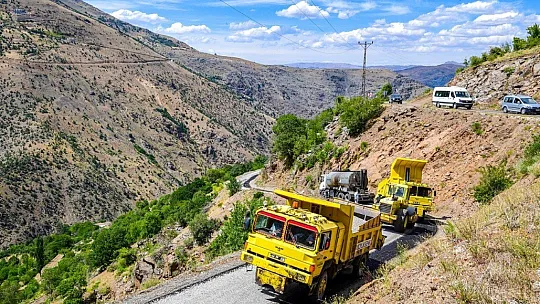 Mahalle ilk kez asfalt yolla tanıştı
