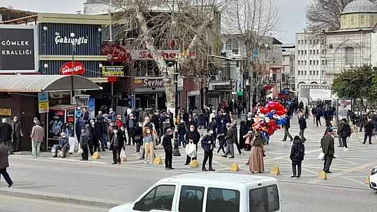 Caddelerde tıklım tıklım