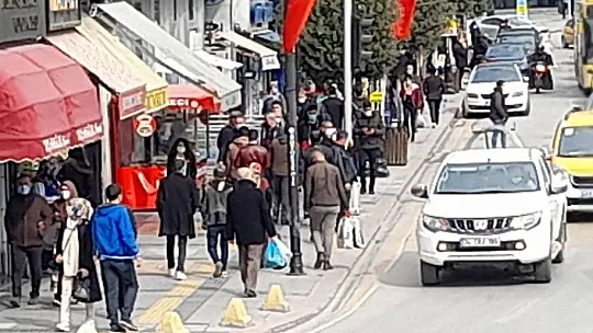 Caddelerde tıklım tıklım
