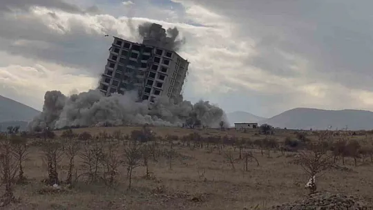 Malatya'da hasarlı bina patlatıldı