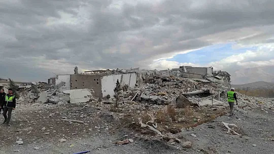 Malatya'da hasarlı bina patlatıldı