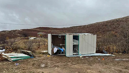 Malatya'da şiddetli fırtına konteyneri uçurdu