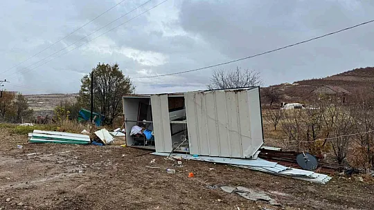 Malatya'da şiddetli fırtına konteyneri uçurdu