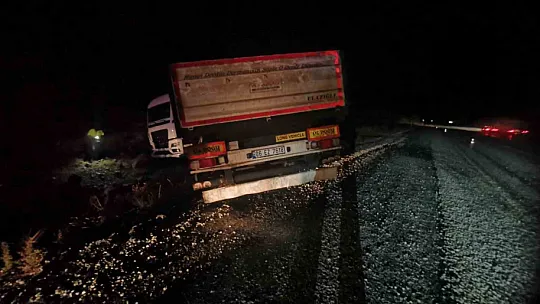 Tır şarampole düştü 1 yaralı