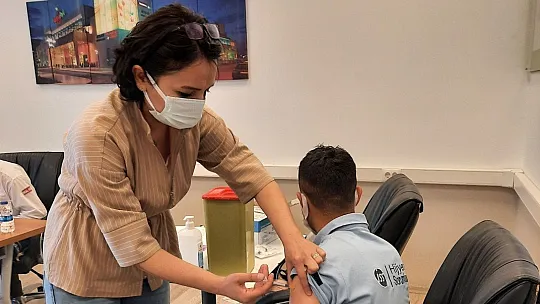 AVM çalışanları aşılandı