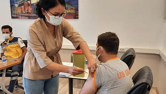AVM çalışanları aşılandı