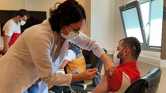 AVM çalışanları aşılandı