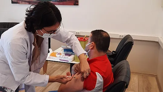 AVM çalışanları aşılandı