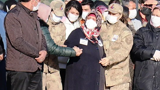 Şehit gözyaşlarıyla defnedildi