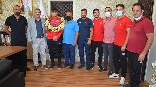 Sporcuya coşkulu karşılama