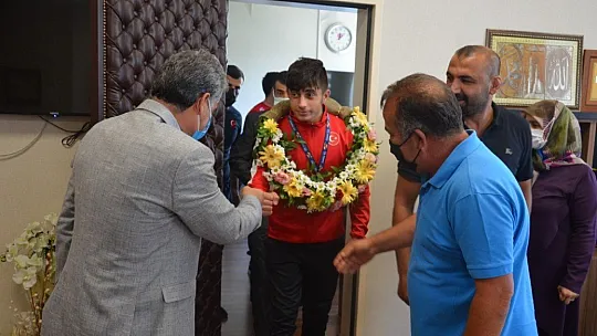 Sporcuya coşkulu karşılama