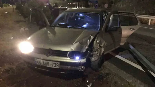 Otomobil elektrik direğine çarptı