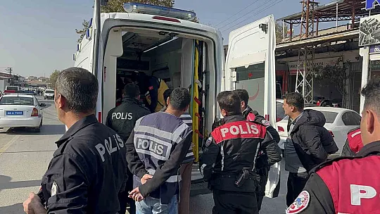 Otomobil kavşakta yunus ekiplerine çarptı