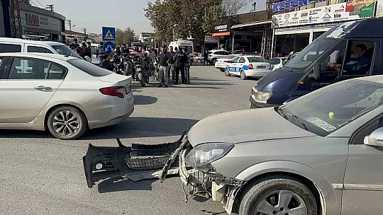 Otomobil kavşakta yunus ekiplerine çarptı