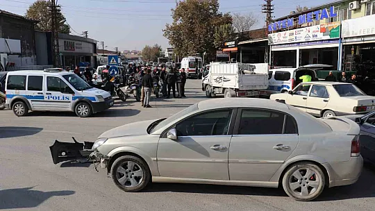 Otomobil kavşakta yunus ekiplerine çarptı