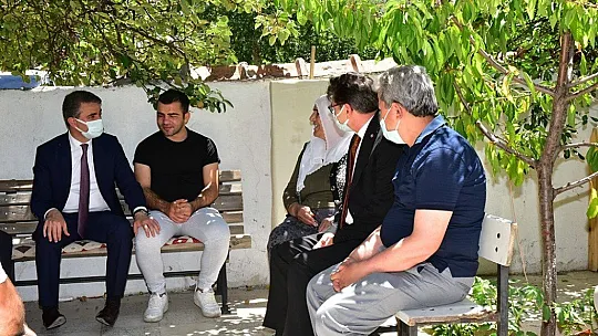 Evinde ziyaret ettiler