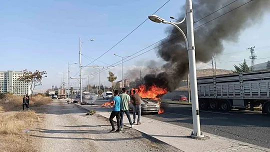 Seyir halindeki kamyonet alev alev yandı