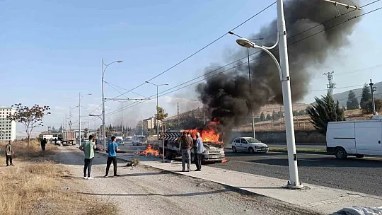 Seyir halindeki kamyonet alev alev yandı
