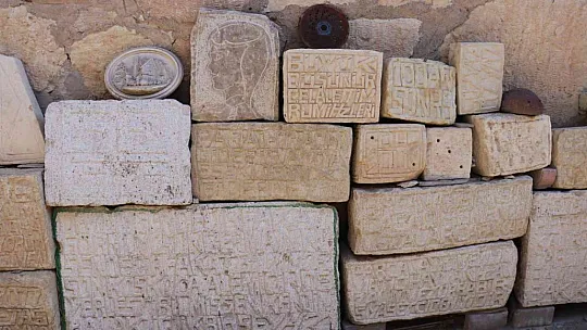 60 yıldır taşlara şekil veriyor