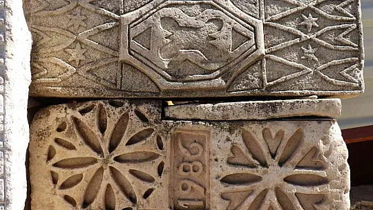 60 yıldır taşlara şekil veriyor
