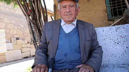 60 yıldır taşlara şekil veriyor