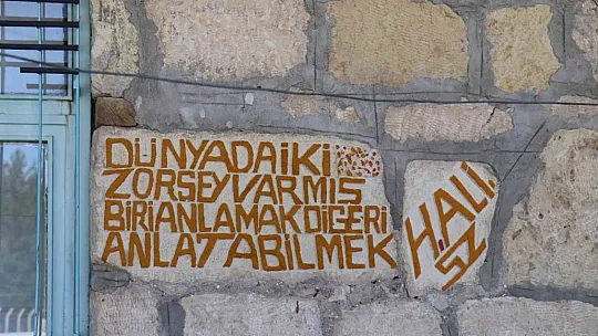 60 yıldır taşlara şekil veriyor