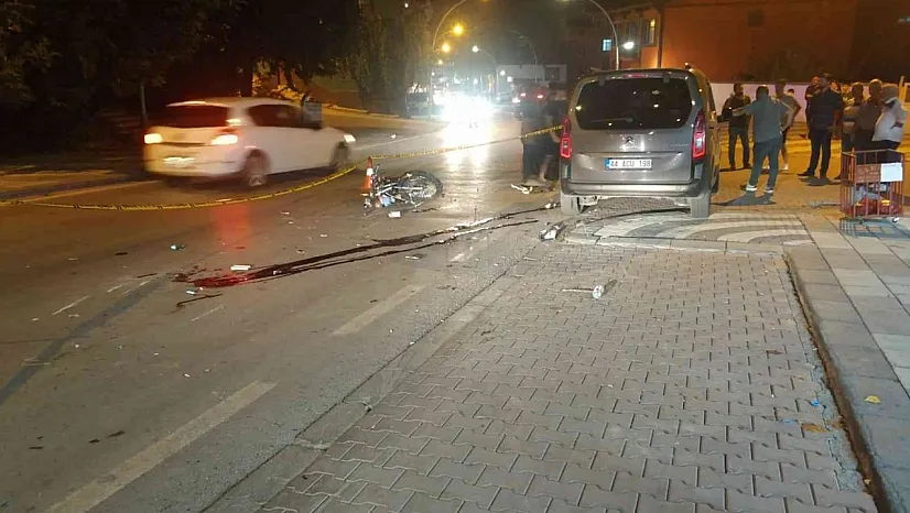 Otomobil ile motosiklet çarpıştı