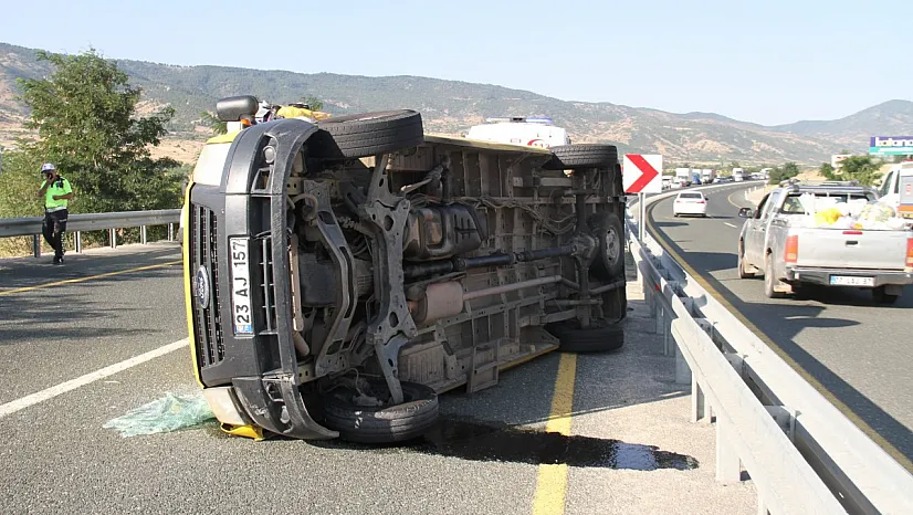 Minibüs yan yattı: 14 yaralı